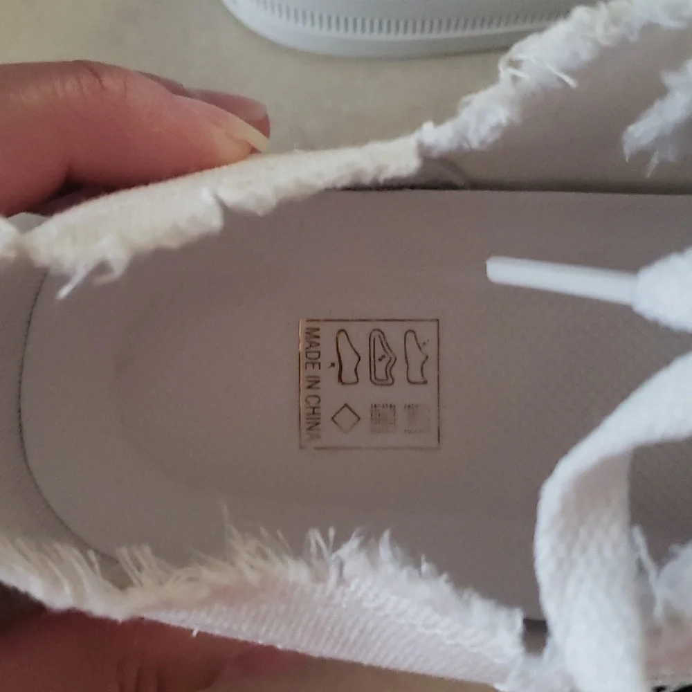 New never worn white shoes - Picture 3 of 6
